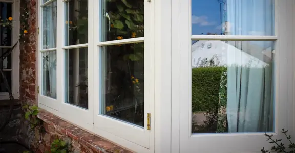 A1-HARDWOOD-FLUSH-CASE-WINDOW-RHW_4538_WEB